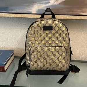 Gucci GG supreme bee backpack